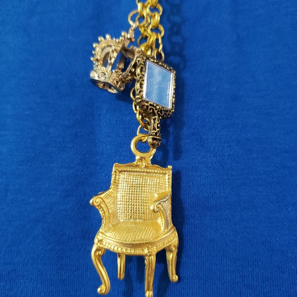 Queens wanted! Adorable costume necklace